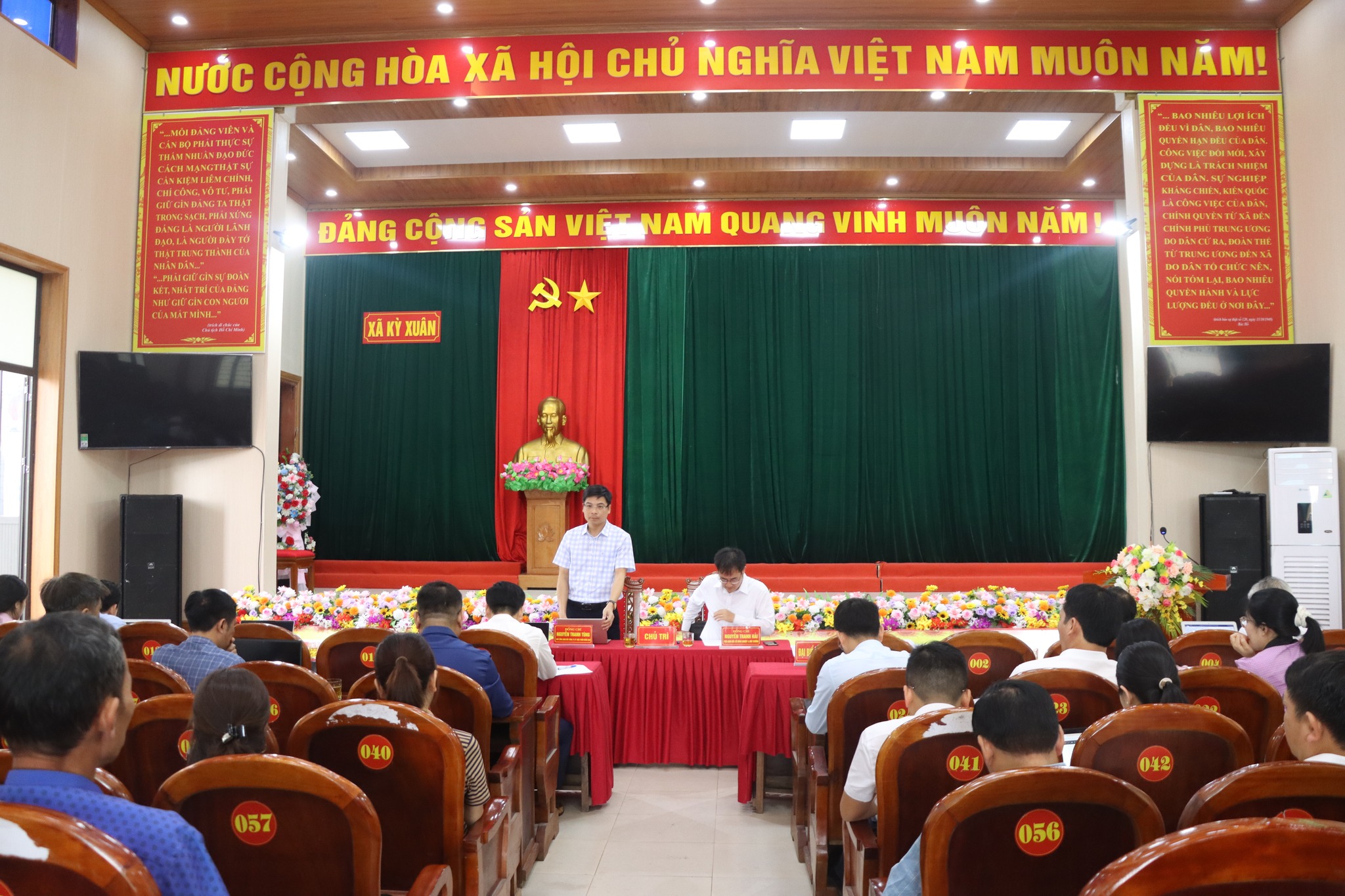 Sở Nông nghiệp và Môi trường làm việc về sản xuất dứa theo chuỗi liên kết 