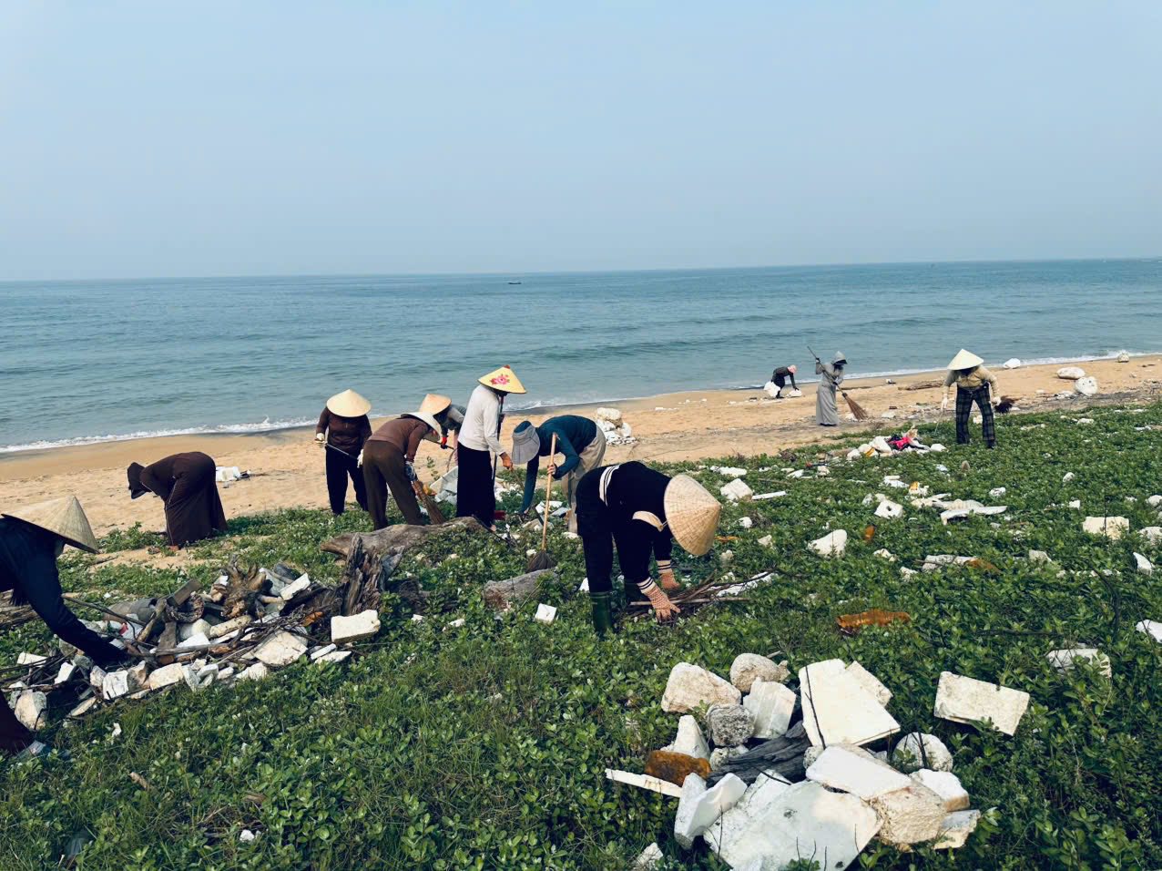 Chi hội Phụ nữ thôn Nguyễn Huệ (xã Kỳ Xuân) ra quân tổng dọn vệ sinh môi trường chào mừng Du lịch biển năm 2026