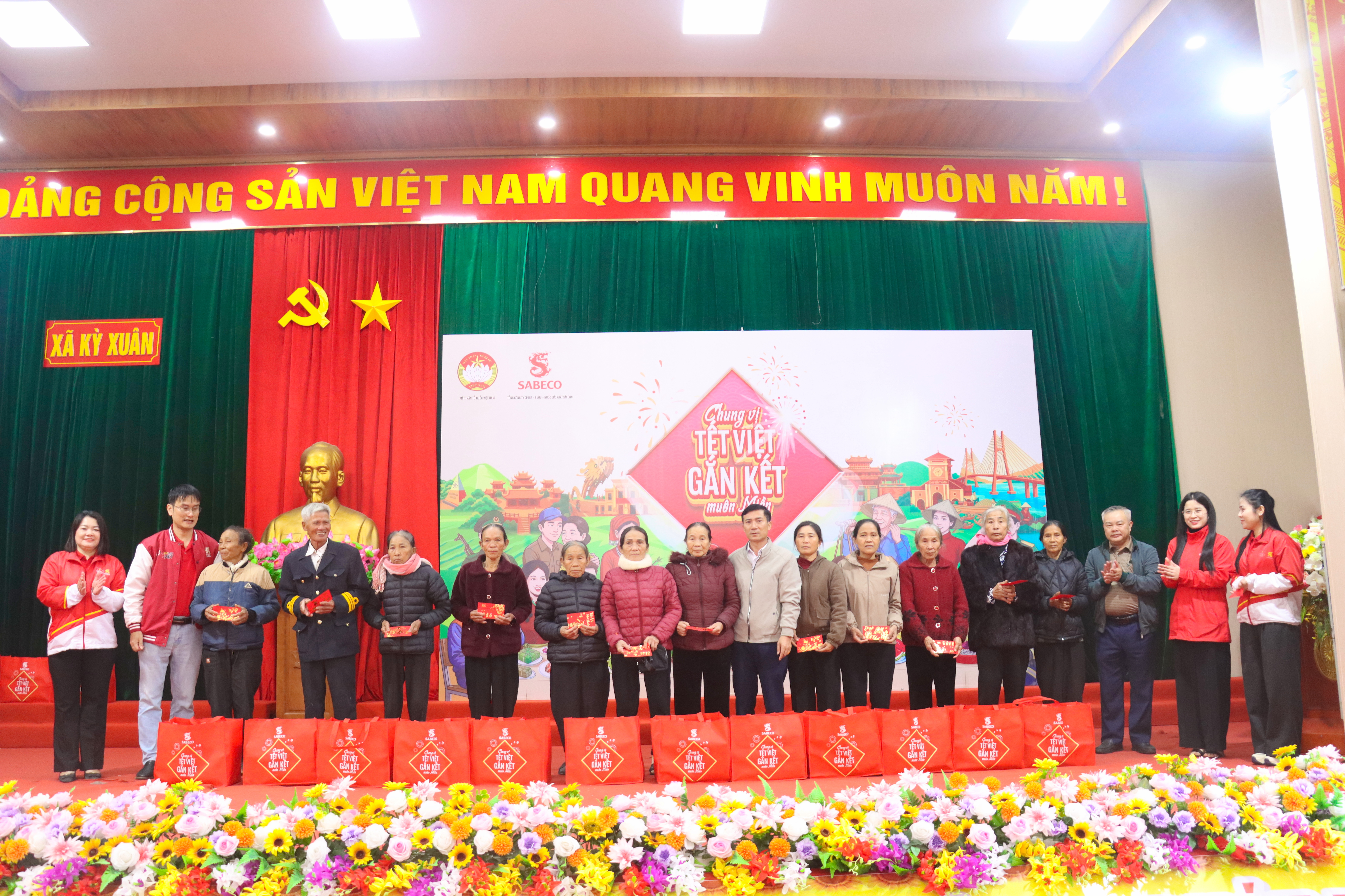 Trao 100 phần quà cho hộ dân có hoàn cảnh khó khăn tại xã Kỳ Xuân và Kỳ Khang