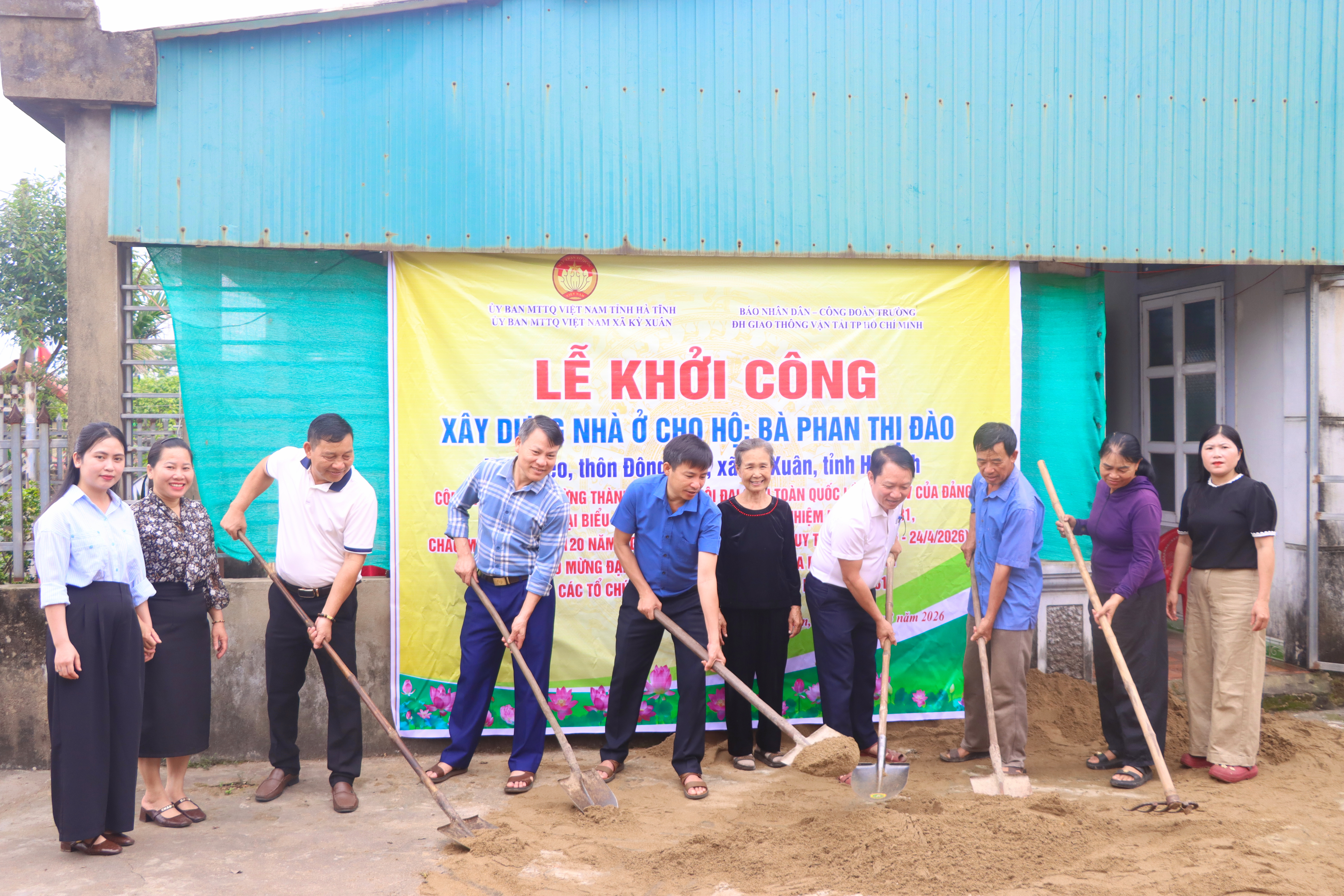 Lễ khởi công xây dựng nhà ở cho hộ bà Phan Thị Đào (thôn Đông Sơn, xã Kỳ Xuân)