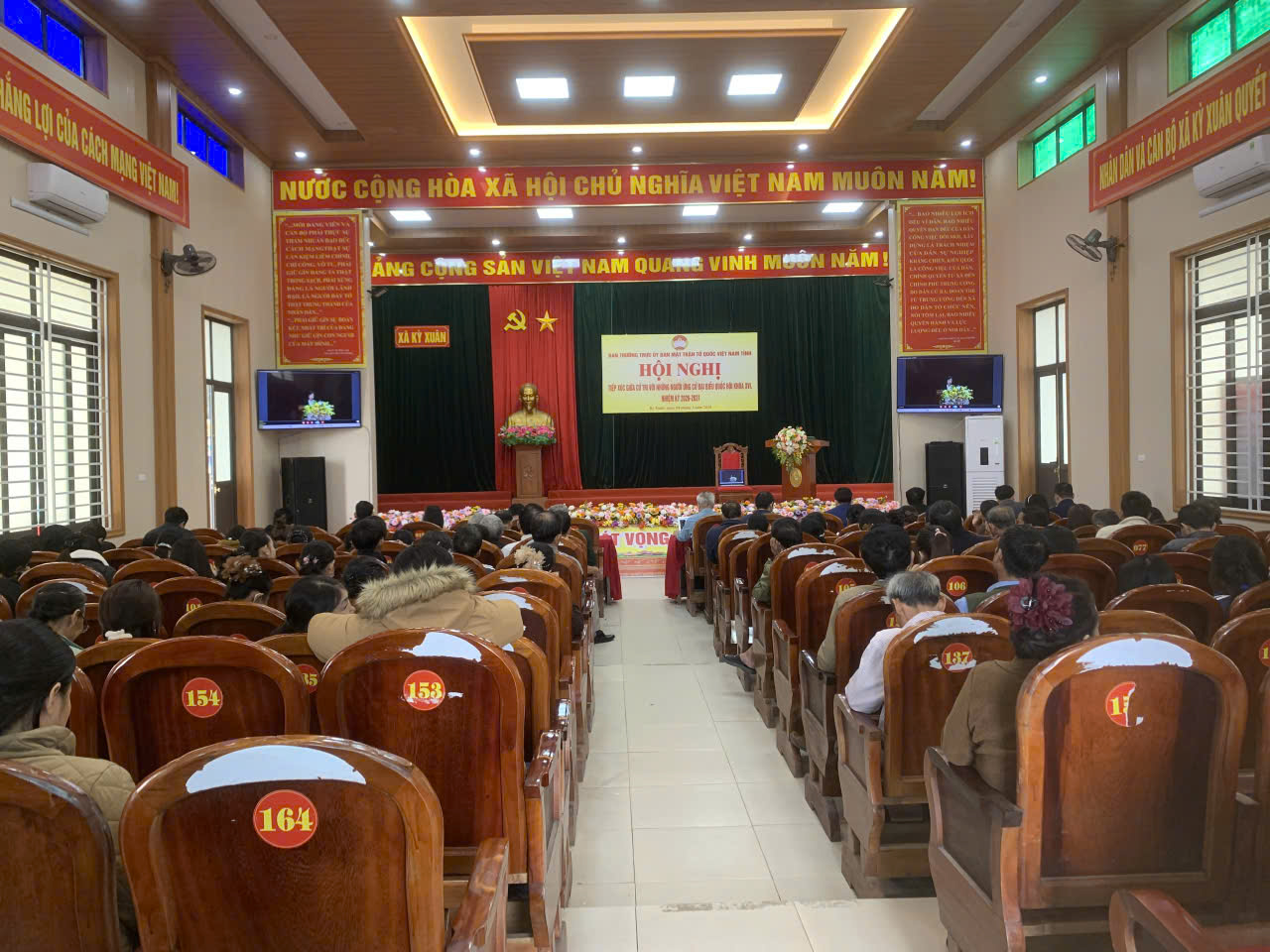 Hội nghị tiếp xúc cử tri của người ứng cử Đại biểu Quốc hội khóa XVI