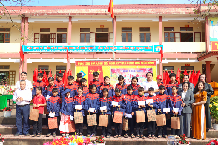 Ấm áp chương trình “xuân yêu thương, tết sum vầy” tại trường THCS Kỳ Xuân