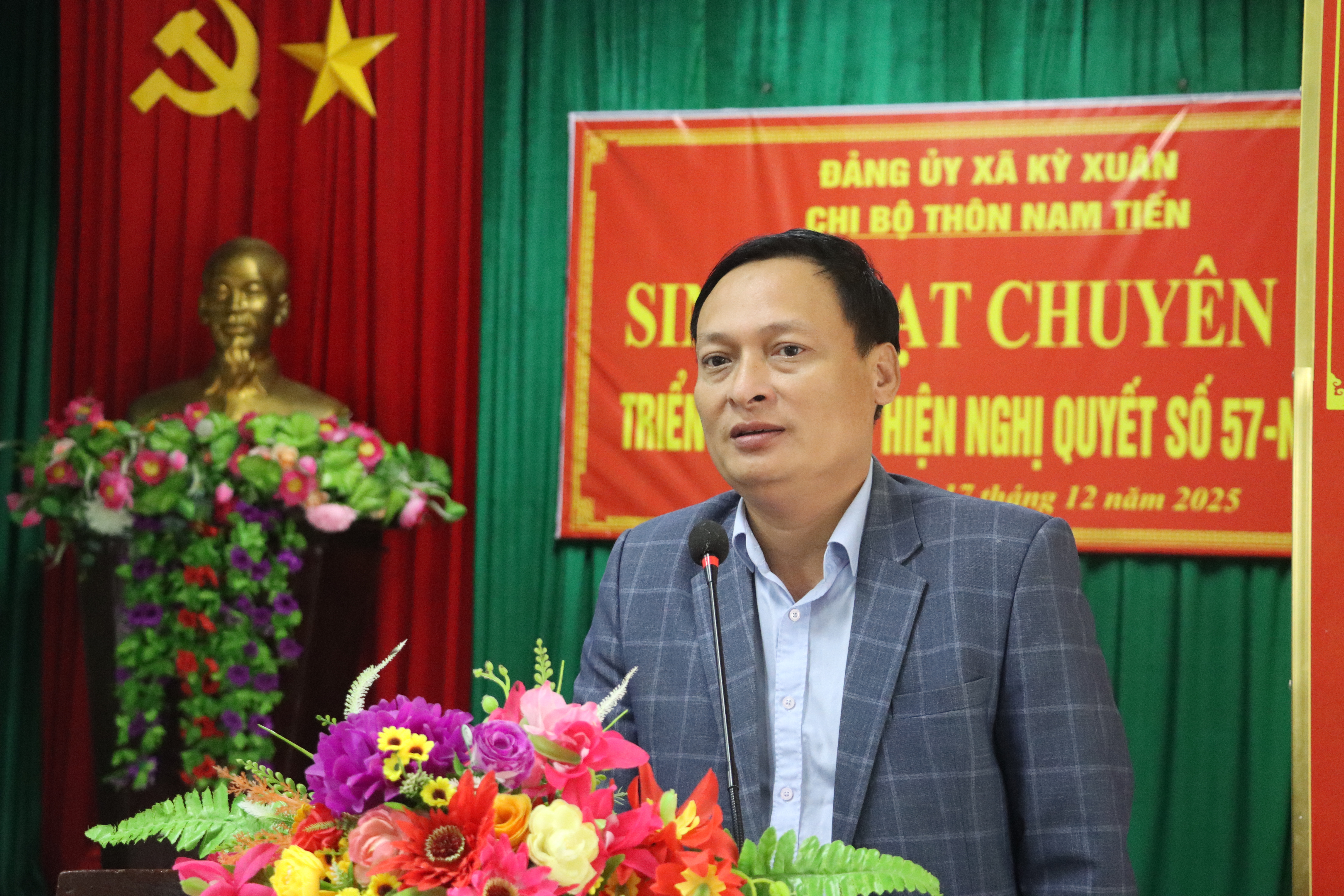 Chi bộ thôn Nam Tiến sinh hoạt chuyên đề phát huy hiệu quả phong trào “Bình dân học vụ số” gắn với thực hiện Nghị quyết số 57-NQ/TW