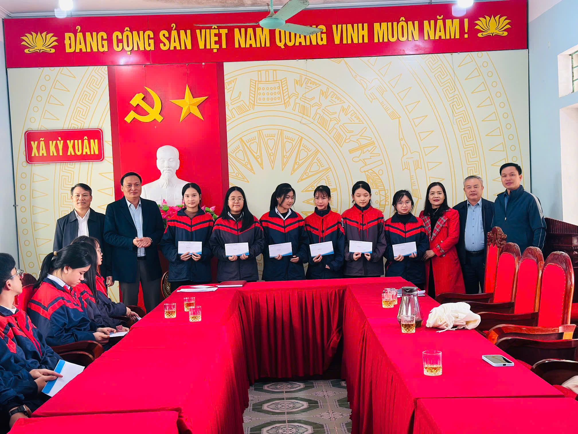 Xã Kỳ Xuân gặp gỡ, động viên các em học sinh lớp 9 tham dự kỳ thi học sinh giỏi cấp tỉnh, năm học 2025 - 2026