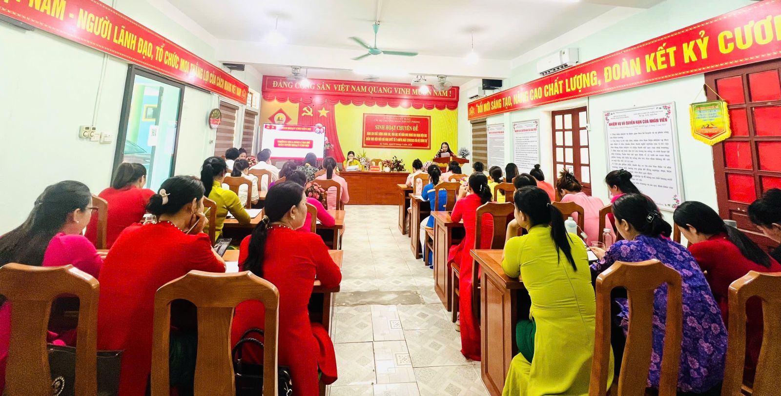 Chi bộ Trường Mầm non Kỳ Phong sinh hoạt chuyên đề nâng cao chất lượng chăm sóc, giáo dục trẻ trong giai đoạn hiện nay