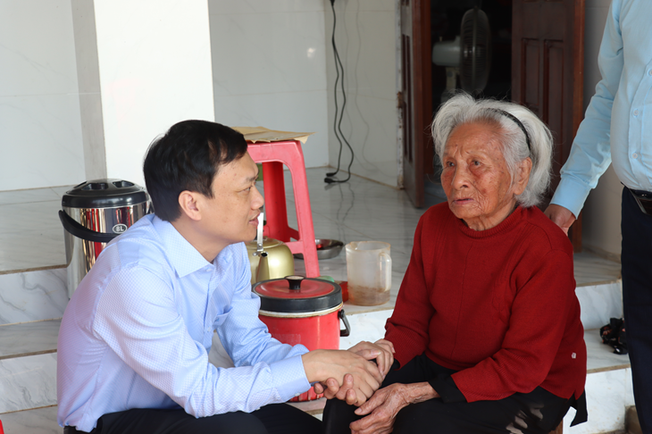 Lãnh đạo xã Kỳ Xuân thăm hỏi, tặng quà các gia đình chính sách và thân nhân Liệt sỹ nhân dịp Tết Nguyên đán Bính Ngọ