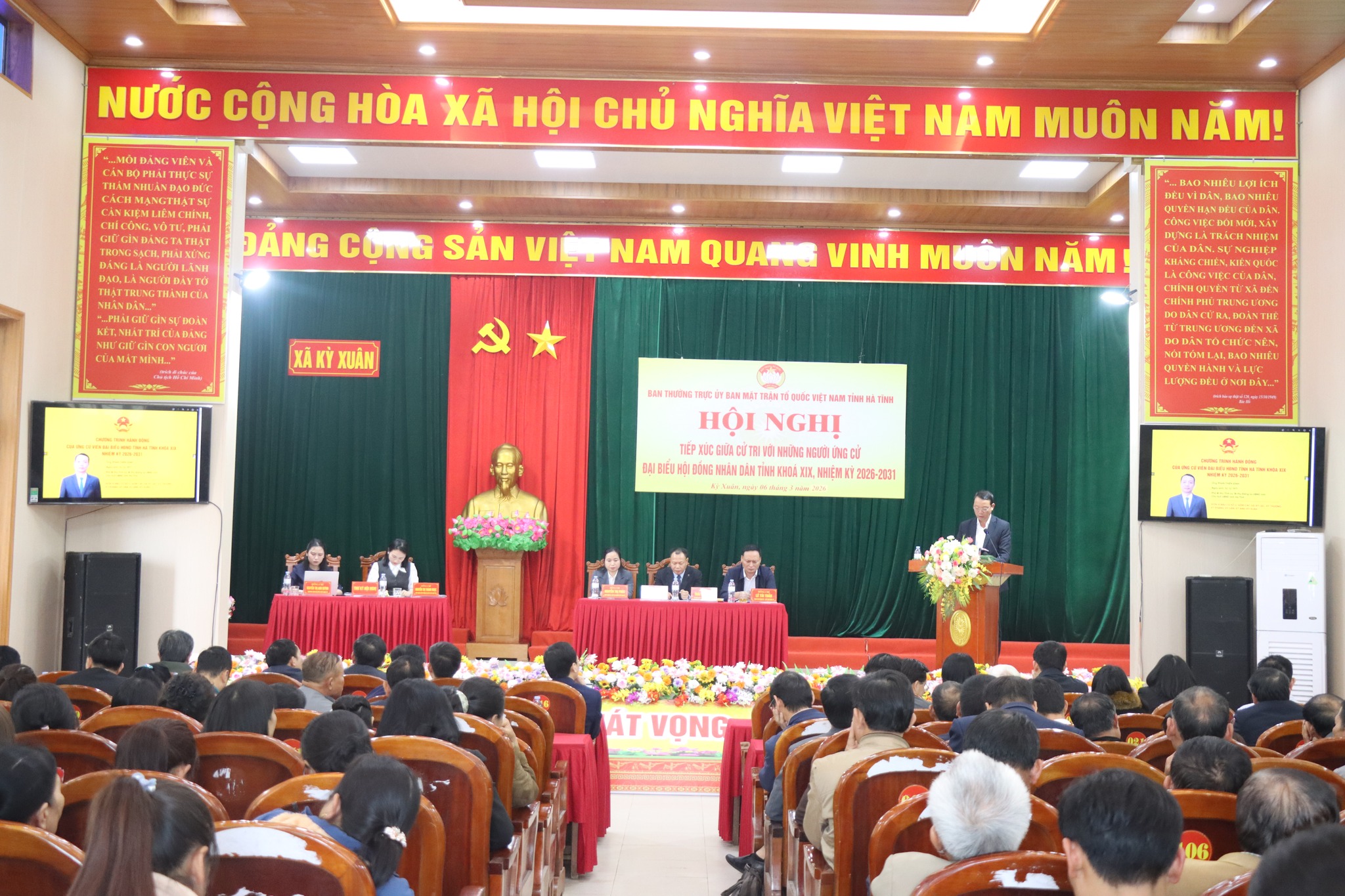 Chủ tịch UBND tỉnh và 7 ứng cử viên đại biểu HĐND tỉnh tiếp xúc cử tri