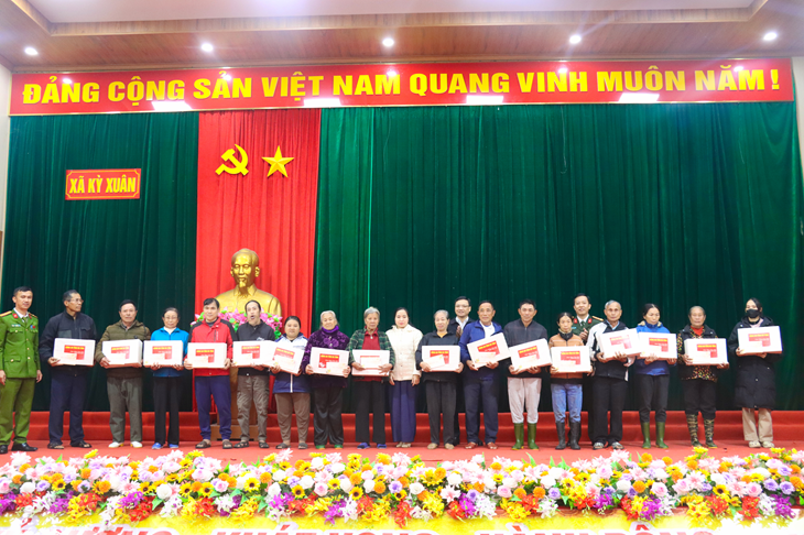Công an tỉnh Hà Tĩnh phối hợp UB MTTQ xã Kỳ Xuân trao 40 suất quà cho các gia đình khó khăn trên địa bàn