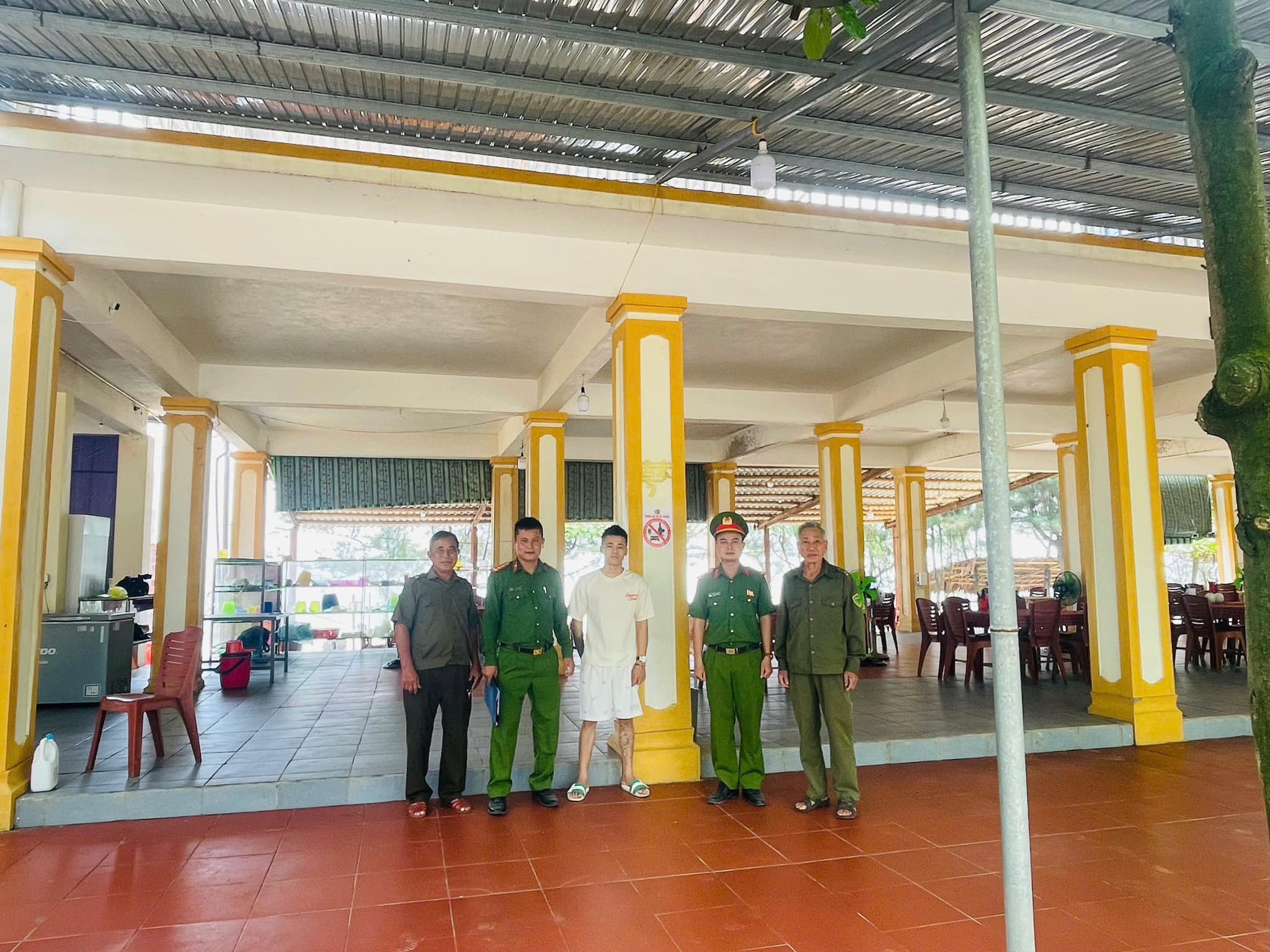 Công an xã Kỳ Xuân tuyên truyền, ký cam kết “đã uống rượu – không lái xe” 