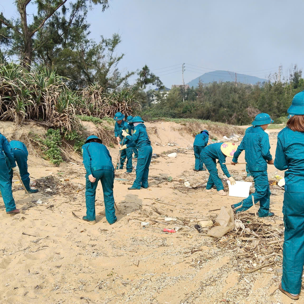 BCHQS xã Kỳ Xuân ra quân vệ sinh môi trường biển