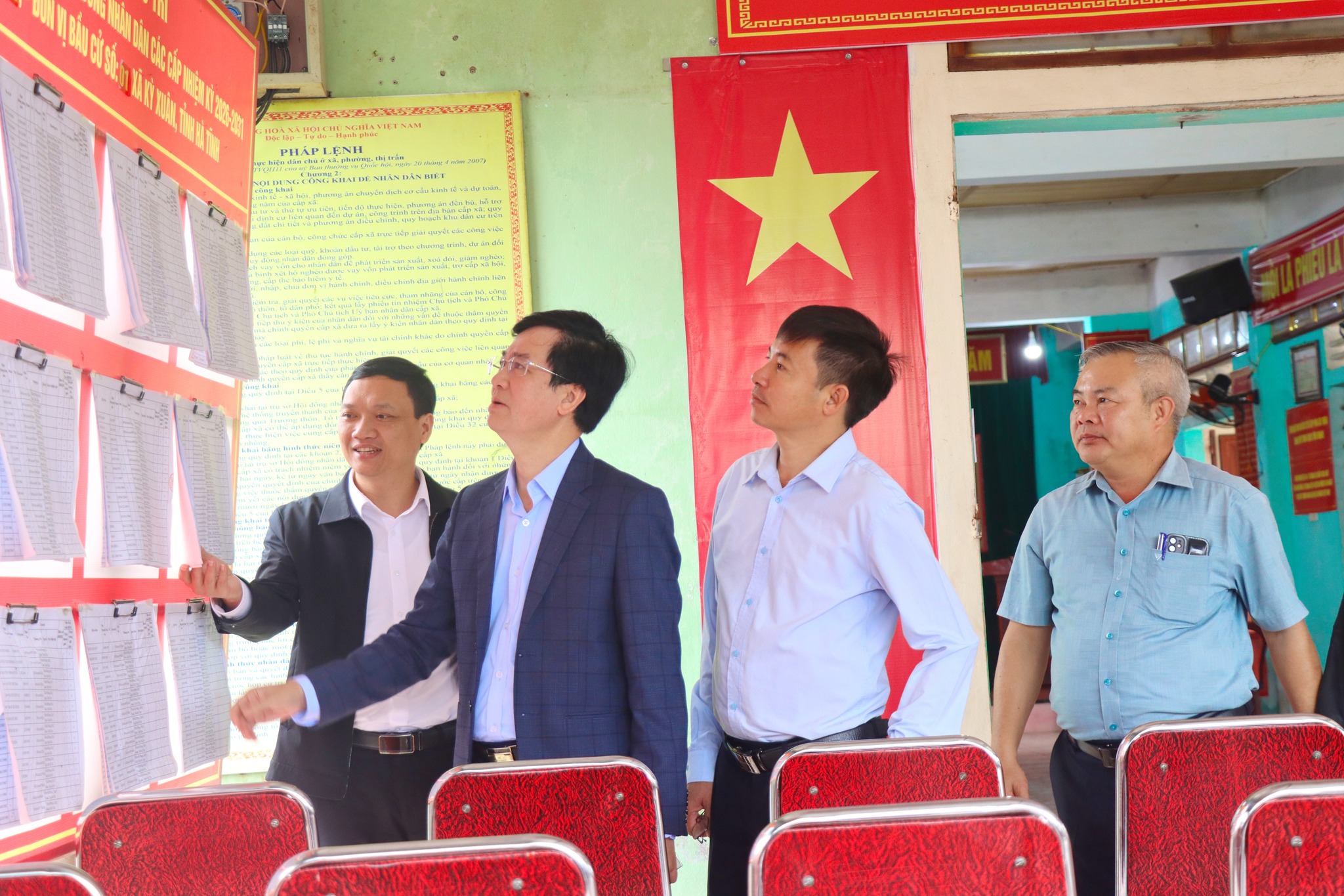 Lãnh đạo tỉnh kiểm tra công tác bầu cử tại xã Kỳ Xuân 