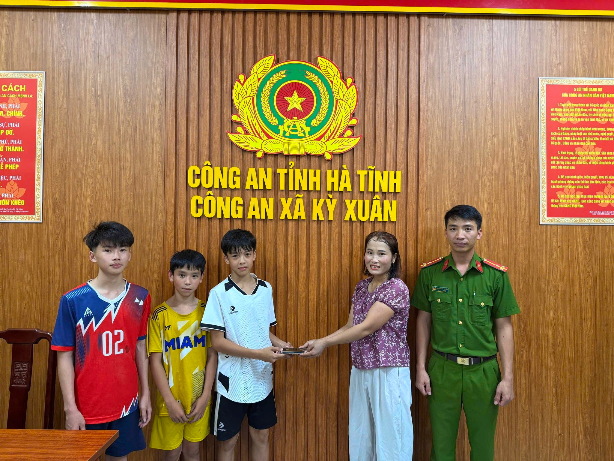 Ba học sinh lớp 8 nhặt được điện thoại, chủ động trình báo trả lại người đánh rơi