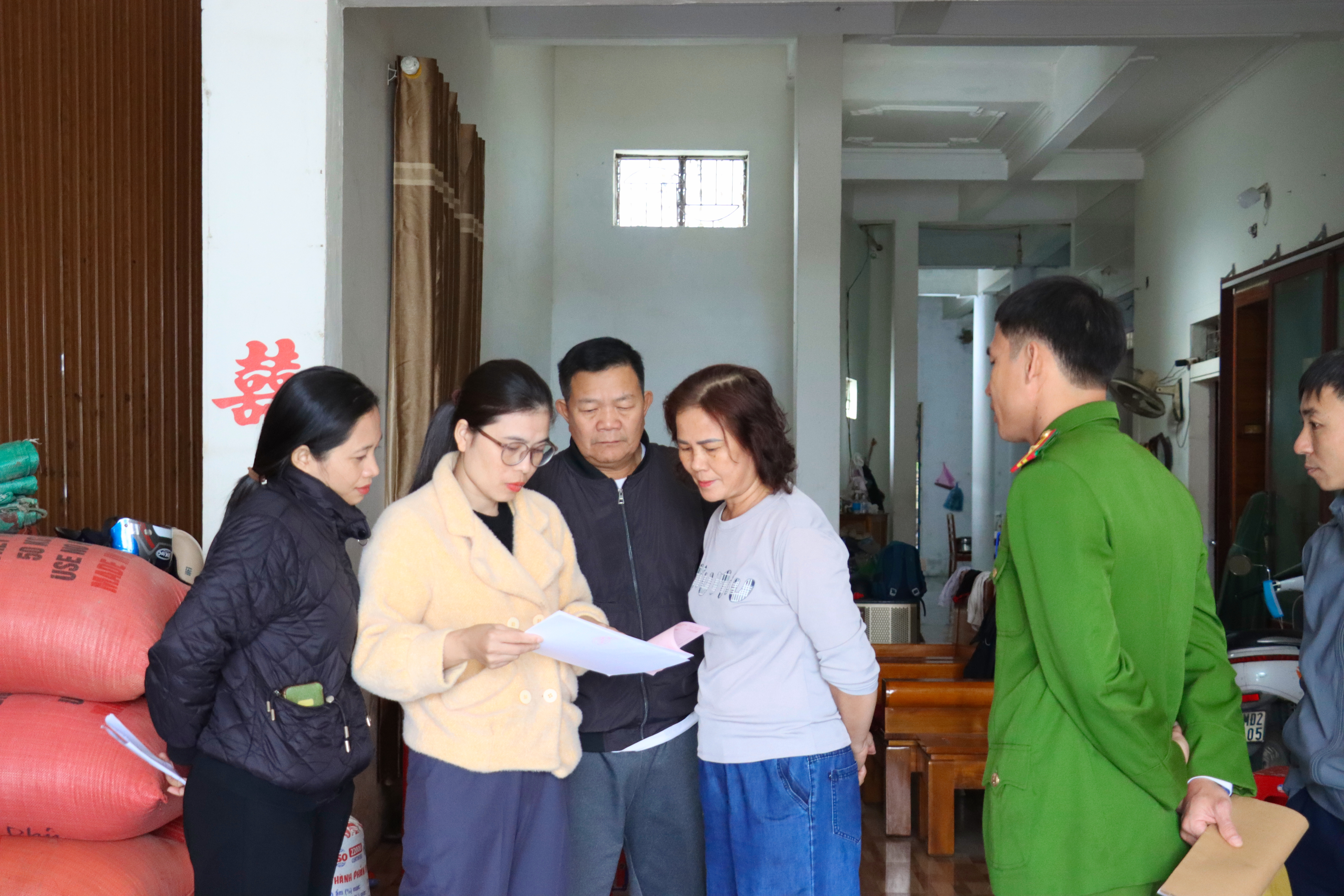 Kiểm tra hoạt động kinh doanh vật tư nông nghiệp trên địa bàn xã Kỳ Xuân