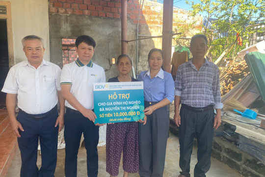 Trao hỗ trợ sửa chữa nhà ở cho hộ có hoàn cảnh khó khăn