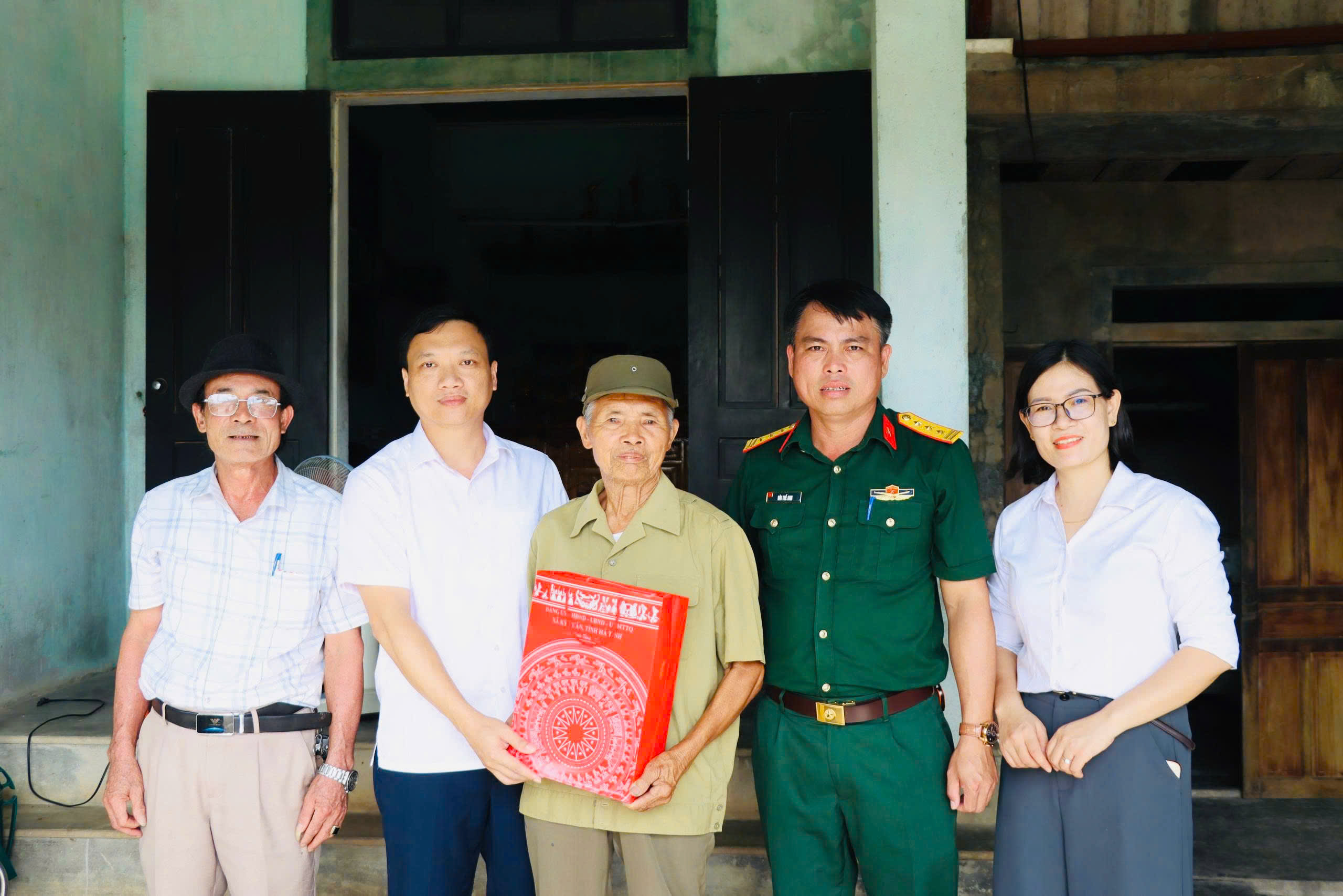 Lãnh đạo xã Kỳ Xuân thăm hỏi, tặng quà các gia đình người có công với cách mạng