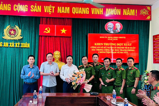 Lãnh đạo xã Kỳ Xuân khen thưởng Công an xã có thành tích xuất sắc trong đấu tranh phòng, chống ma túy