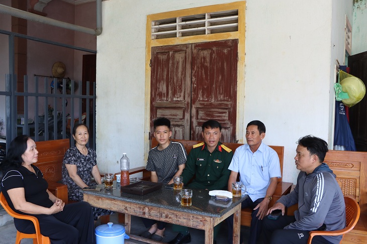 Thanh niên Kỳ Xuân hăng hái viết đơn tình nguyện nhập ngũ 
