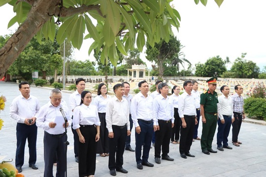 Lãnh đạo xã Kỳ Xuân dâng hương tưởng niệm các Anh hùng liệt sĩ nhân kỷ niệm 79 năm Ngày Thương binh - Liệt sĩ