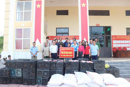 Ban vận động quỹ “vì người nghèo” xã Kỳ Xuân trao 17 mô hình sinh kế cho hộ nghèo, hộ cận nghèo, hộ có hoàn cảnh khó khăn trên địa bàn 
