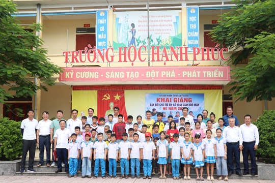 120 em học sinh có hoàn cảnh khó khăn được dạy bơi miễn phí tại xã Kỳ Xuân 