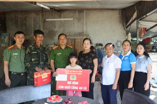 Nhân rộng yêu thương từ mô hình “Con nuôi công an xã”