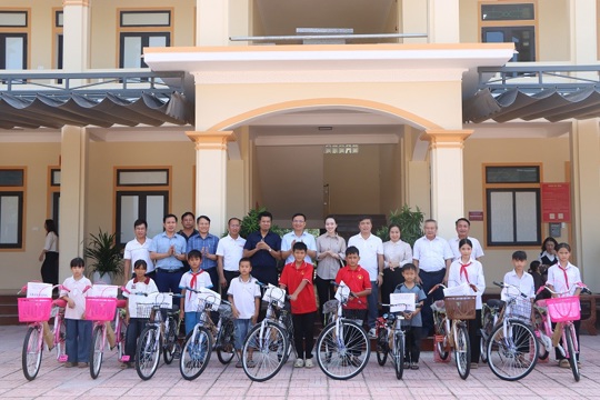 Những chiếc xe đạp chở yêu thương đến với học sinh khó khăn Kỳ Xuân