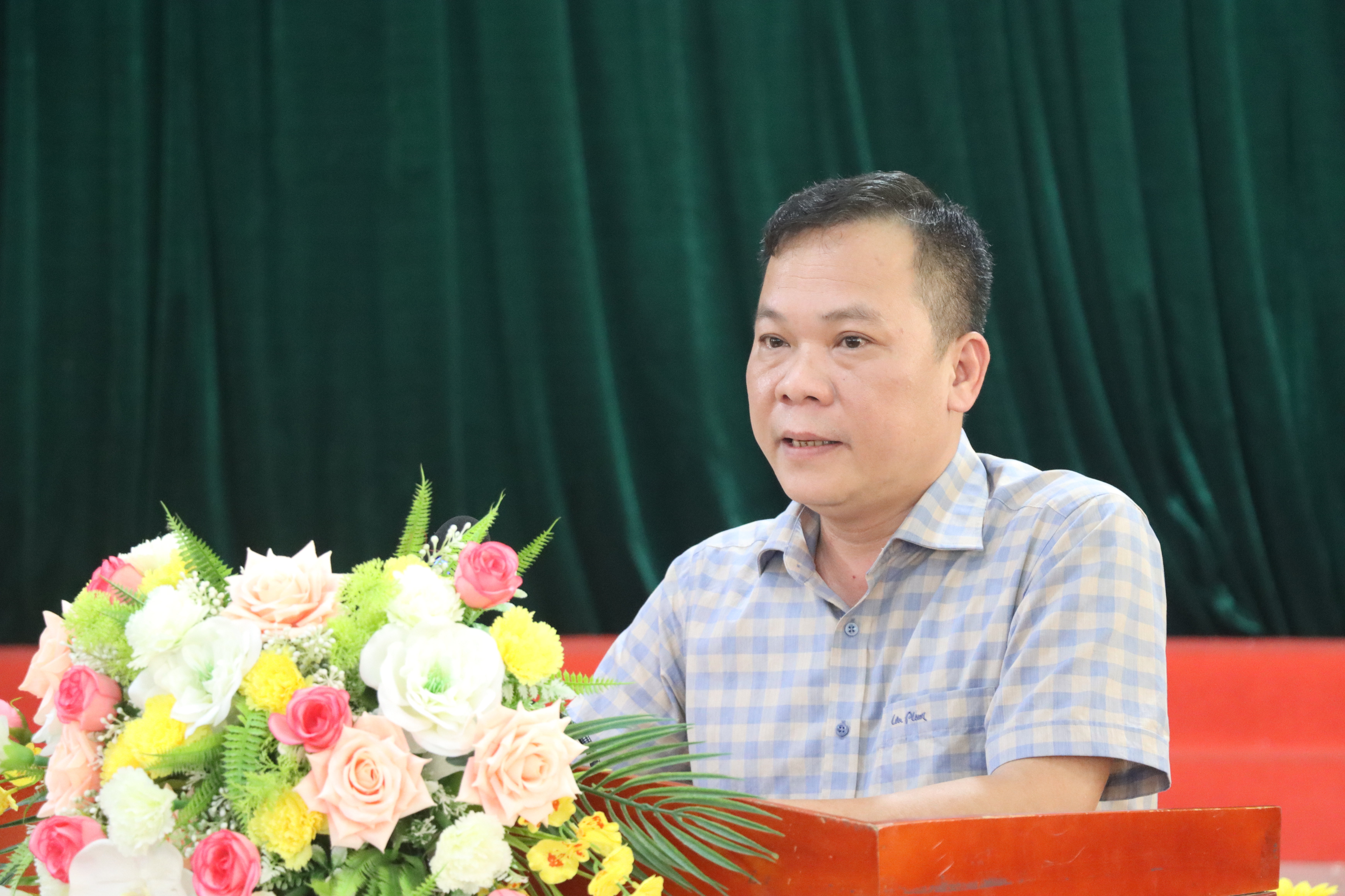 Đồng chí Nguyễn Anh Tuấn - PGĐ BHXH cơ sở Cẩm Xuyên trình bày báo cáo kết quả đạt được