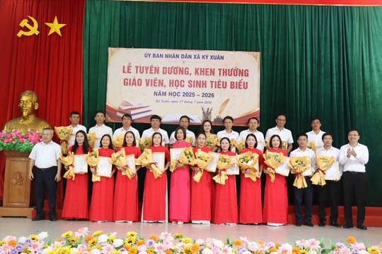 Kỳ Xuân tuyên dương, vinh danh giáo viên, học sinh tiêu biểu năm học 2025 - 2026