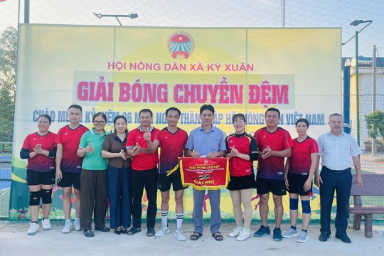 Sôi nổi giải bóng chuyền đệm Hội nông dân xã Kỳ Xuân 