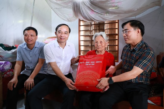 Thiếu tướng Nguyễn Xuân Thao thăm, tặng quà gia đình người có công tại xã Kỳ Xuân nhân kỷ niệm 79 năm Ngày Thương binh - Liệt sĩ 