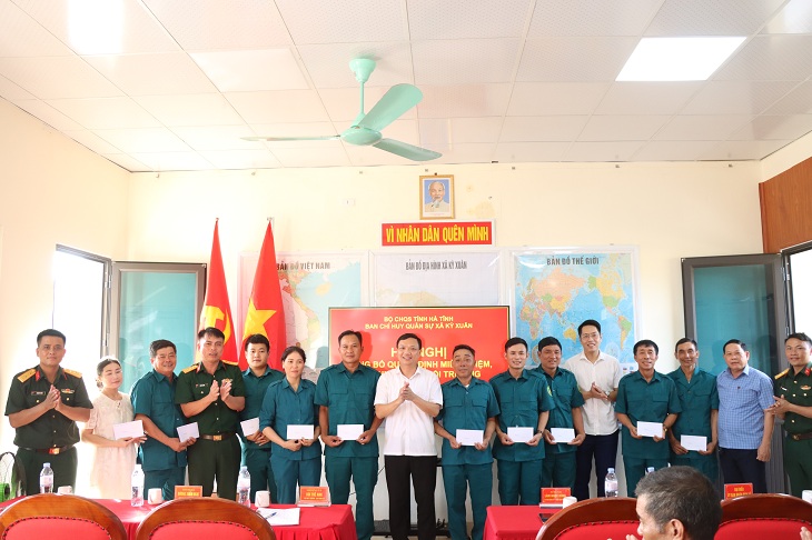 Ban Chỉ huy Quân sự xã Kỳ Xuân công bố Quyết định miễn nhiệm, bổ nhiệm Thôn đội trưởng