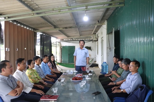 Thường trực HĐND xã Kỳ Xuân khảo sát hoạt động trang trại chăn nuôi của HTX Chăn nuôi tổng hợp Thu Hằng
