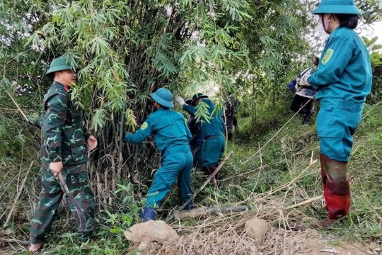 Đông Sơn ra quân phát quang, vệ sinh tuyến kênh Nhà Lê góp phần xây dựng nông thôn mới