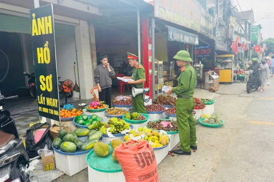 Công an xã Kỳ Xuân tăng cường tuyên truyền, ký cam kết đảm bảo trật tự công cộng tại khu vực chợ Voi 