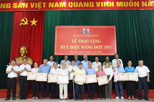 Đảng ủy xã Kỳ Xuân trao huy hiệu đảng cho 19 đảng viên đợt 19/5/2026