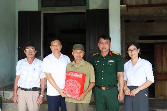 Đồng chí Bí thư Đảng ủy xã Kỳ Xuân thăm, tặng quà các gia đình chính sách nhân kỷ niệm 79 năm Ngày Thương binh - Liệt sĩ 