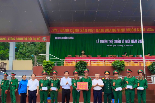 Lãnh đạo xã Kỳ Xuân tham dự Lễ tuyên thệ chiến sĩ mới năm 2026 