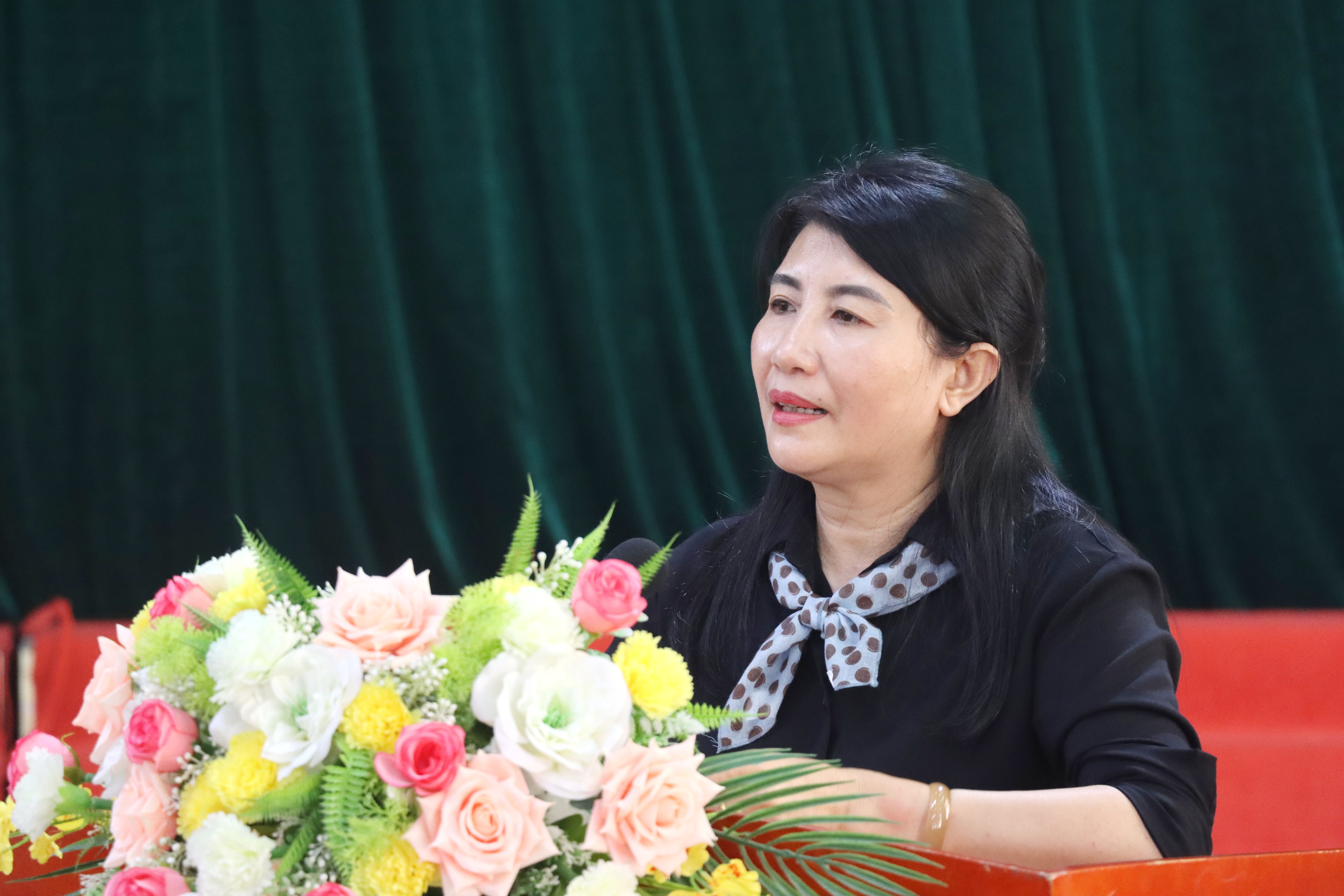 Đồng chí Nguyễn Thị Hồng Lam - Giám đốc BHXH cơ sở Cẩm Xuyên nhấn mạnh một số nội dung quan trọng 