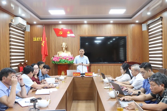 Thường trực Đảng ủy xã Kỳ Xuân làm việc với thôn Nam Tiến