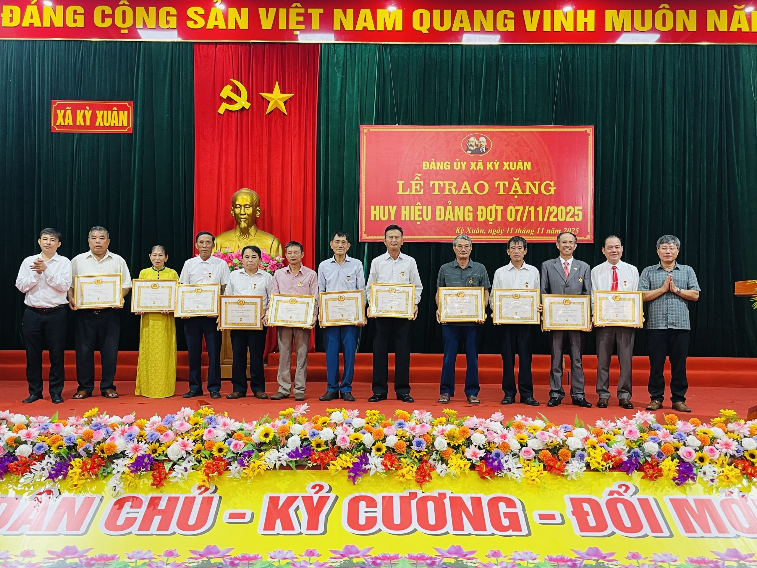 Đảng ủy xã Kỳ Xuân Tổ chức Lễ trao tặng Huy hiệu Đảng đợt 07/11 và học tập, quán triệt, tuyên truyền và triển khai thực hiện Nghị quyết Đại hội đại biểu Đảng bộ tỉnh lần thứ XX, nhiệm kỳ 2025-2030. 