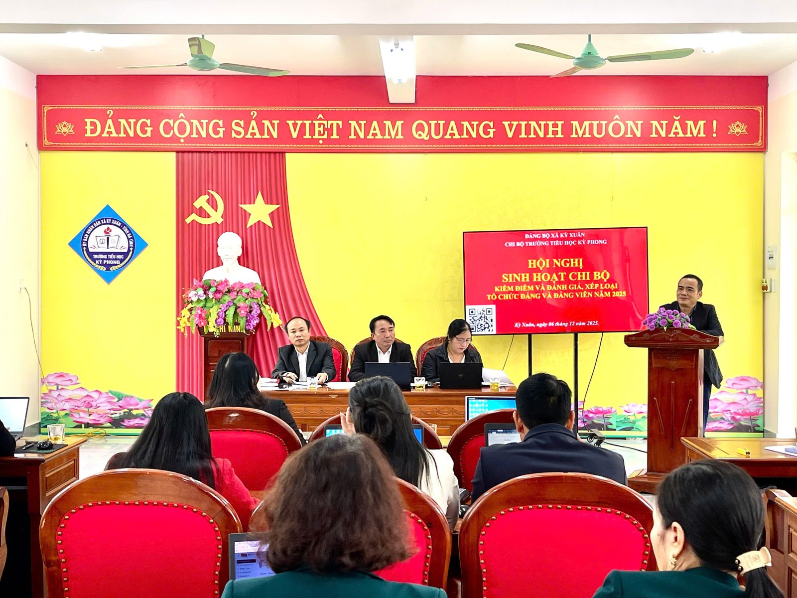 Chi bộ Trường Tiểu học Kỳ Phong kiểm điểm năm 2025: Thẳng thắn để chuyển biến, đoàn kết để đổi mới 